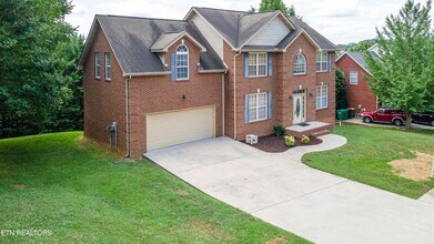 8334 Bay Gardens Ln in Knoxville, TN - Foto de edificio - Building Photo