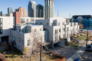 102 18th Ave SE in Calgary, AB - Building Photo
