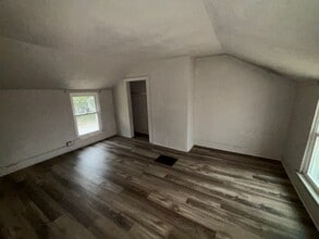 411 S Oak St in Versailles, MO - Building Photo - Building Photo