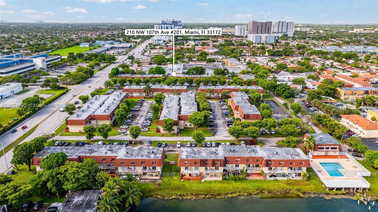 210 NW 107th Ave, Unit 201 in Miami, FL - Foto de edificio