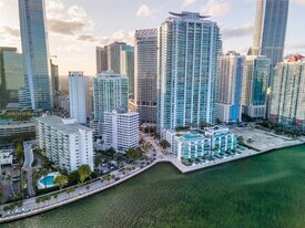 170 SE 14th St in Miami, FL - Building Photo
