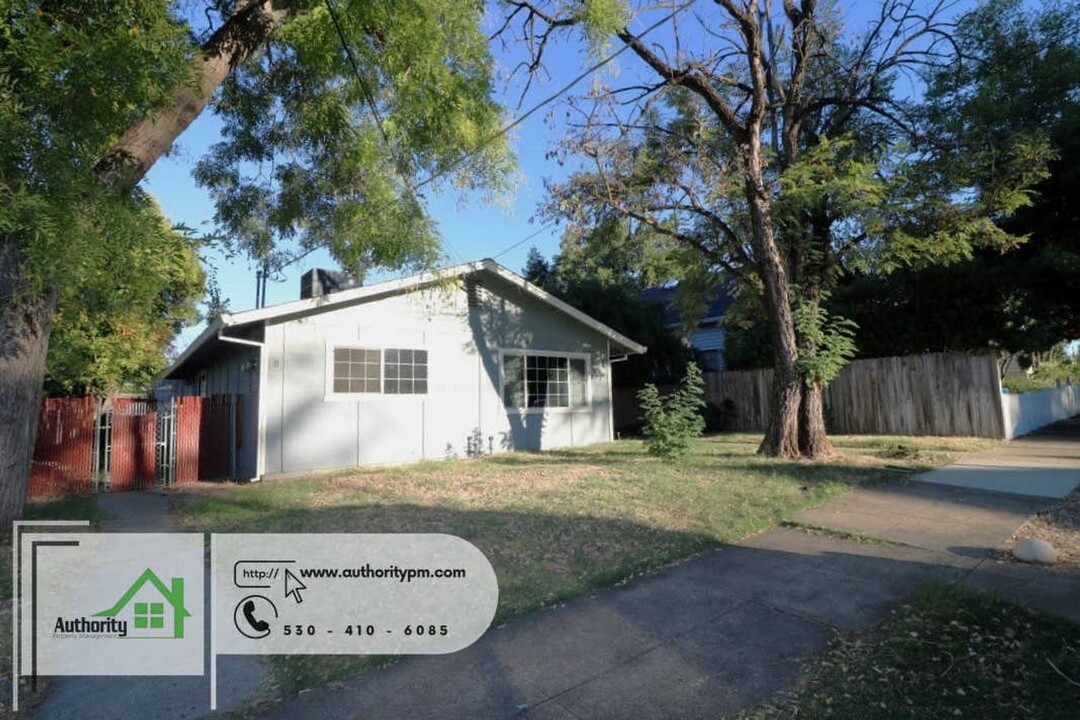 2259 Waldon St-Unit -Unit B in Redding, CA - Foto de edificio