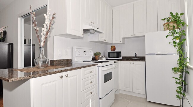48 Isabella St in Toronto, ON - Building Photo - Building Photo