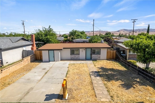 304 E Santa Clara St in Avenal, CA - Building Photo - Building Photo