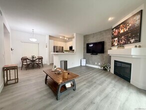 2220 Camino De La Reina in San Diego, CA - Building Photo - Building Photo