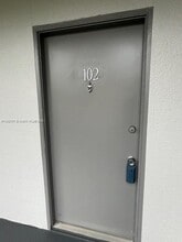 300 SW 134th Way in Pembroke Pines, FL - Foto de edificio - Building Photo