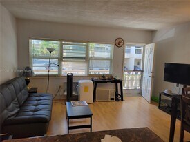 2001 S Ocean Dr in Hallandale Beach, FL - Building Photo