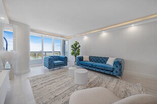 1717 N Bayshore Dr in Miami, FL - Building Photo