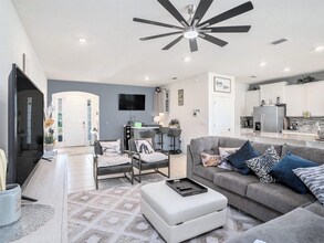 5464 Flint Hills Dr in Wimauma, FL - Foto de edificio - Building Photo