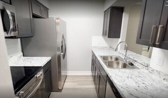 Lynnhaven Landing in Virginia Beach, VA - Building Photo