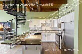 940 Monroe Ave NW in Grand Rapids, MI - Building Photo - Building Photo