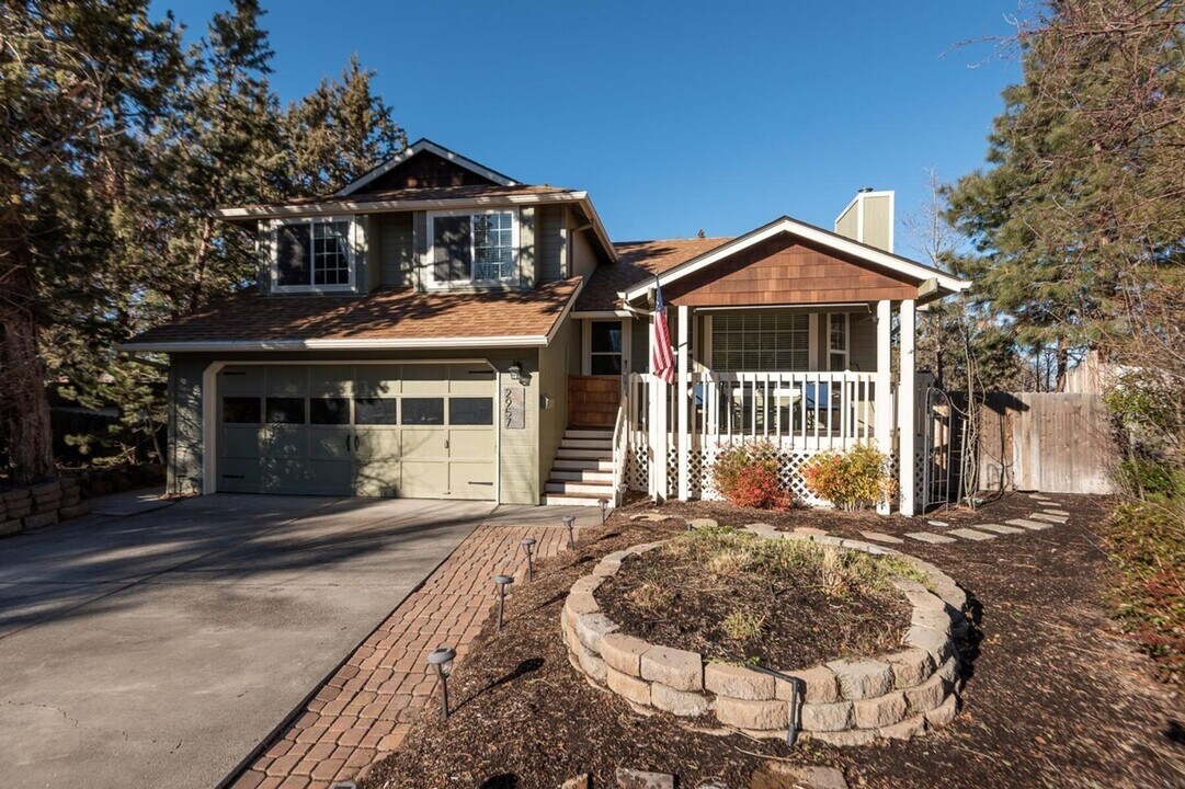 2957 NE Deborah Ct in Bend, OR - Building Photo