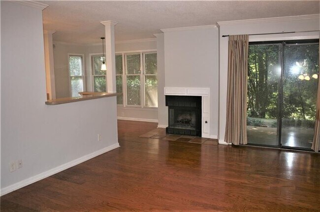 901 Garden Ct in Sandy Springs, GA - Building Photo - Building Photo