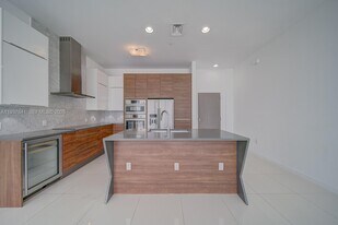 601 NE 27th St in Miami, FL - Building Photo