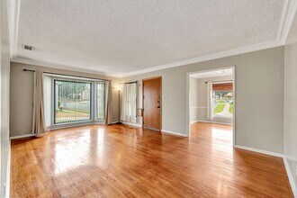 2211 W 102nd St, Unit Front Unit in Inglewood, CA - Foto de edificio - Building Photo