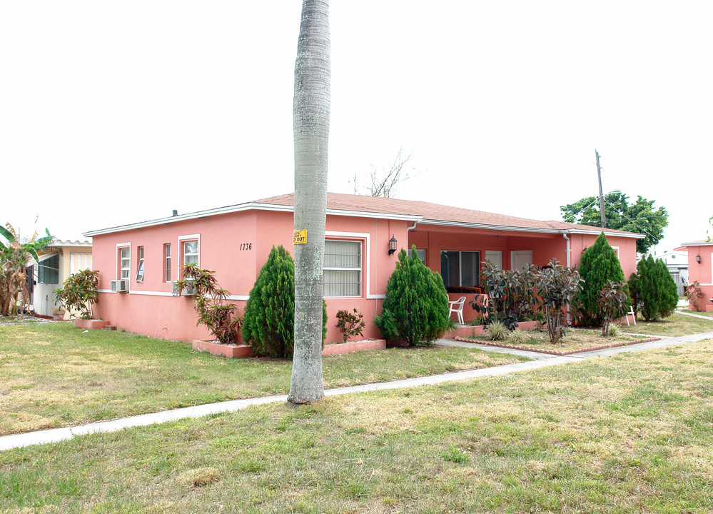 1736 Dewey St in Hollywood, FL - Building Photo