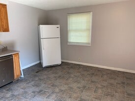 121 E Main St in Williamsville, IL - Building Photo