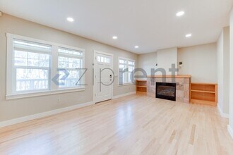 2225 Eastlake Ave E in Seattle, WA - Foto de edificio - Building Photo