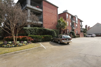 Waterford Place in Dallas, TX - Building Photo - Building Photo