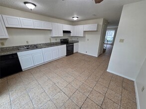 10500 Lake June Rd in Dallas, TX - Building Photo - Building Photo