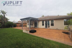 11335 Luxembourg Way in San Diego, CA - Building Photo