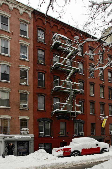 118 E 7th St in New York, NY - Building Photo