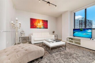 999 SW 1st Ave, Unit 1712 in Miami, FL - Building Photo - Building Photo