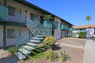 Whispering Pines Apartments in Escondido, CA - Foto de edificio - Building Photo