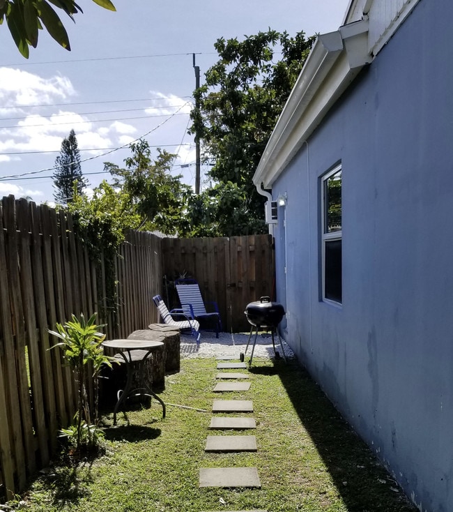 2166 NE 181st St in North Miami Beach, FL - Building Photo - Building Photo