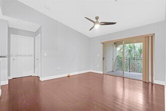 2586 Centergate Dr in Miramar, FL - Foto de edificio - Building Photo