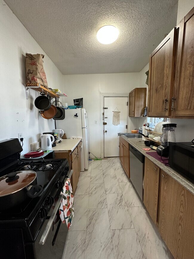 32 Glenville Ave, Unit 3 in Boston, MA - Foto de edificio - Building Photo