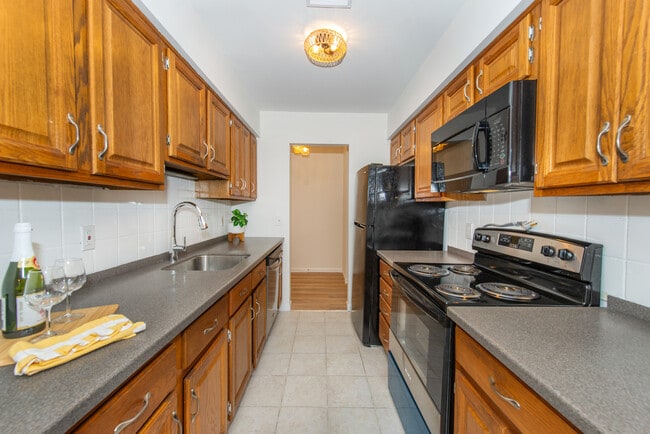 70 Harristown Rd, Unit 6 in Fair Lawn, NJ - Building Photo - Building Photo
