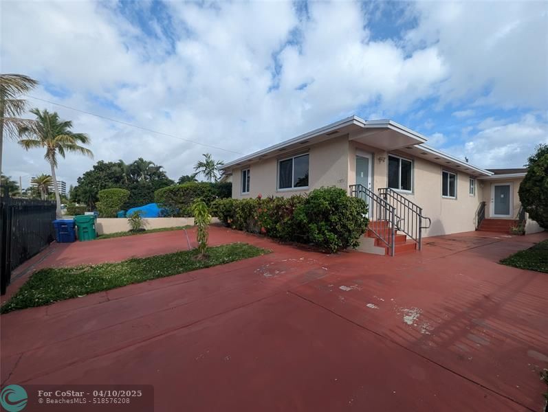 1571 NE 109th St in Miami, FL - Foto de edificio
