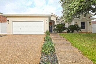 402 Starling Creek Loop in Laredo, TX - Building Photo - Building Photo