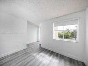 670 NW 85th Pl, Unit 11201 in Miami, FL - Foto de edificio - Building Photo