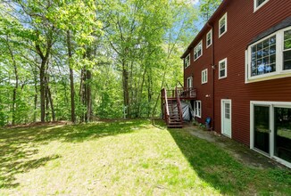 8 Scott Rd in Littleton, MA - Foto de edificio - Building Photo