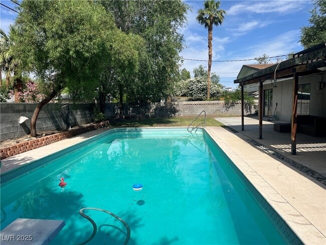 2618 Burton Ave in Las Vegas, NV - Building Photo - Building Photo
