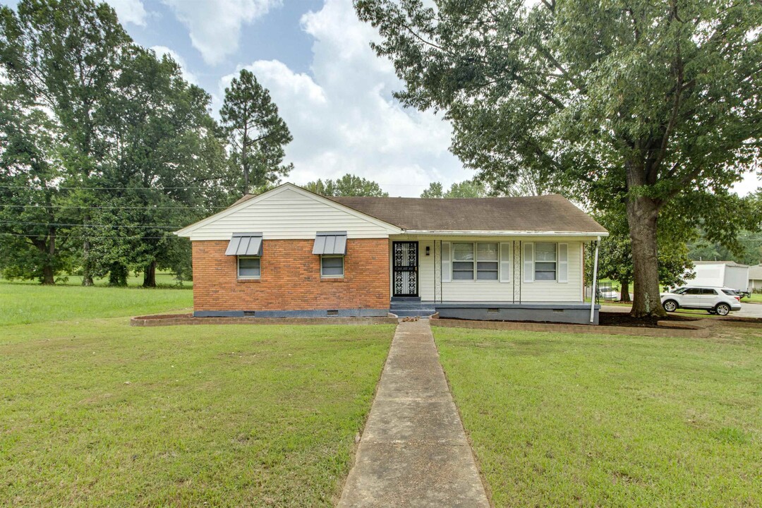 2105 Grovehaven Dr in Memphis, TN - Building Photo