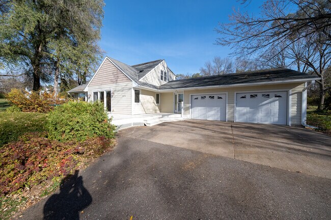 2575 Lake Elmo Ave N in Lake Elmo, MN - Building Photo - Building Photo