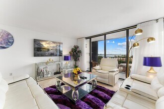 5600 N Flagler Dr in West Palm Beach, FL - Building Photo - Building Photo