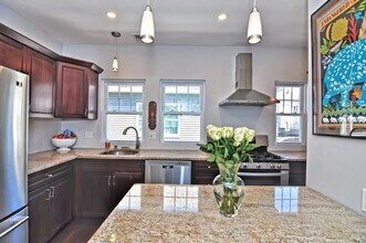 154 W Adams St, Unit 2 in Somerville, MA - Building Photo - Building Photo