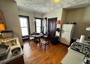 211 Holland St, Unit 2 in Somerville, MA - Building Photo - Building Photo