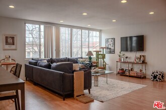 216 Rexford Dr-Unit -301 in Beverly Hills, CA - Building Photo - Building Photo