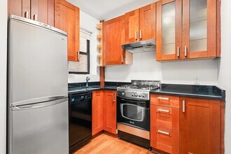 107 Christopher St, Unit 6 in New York, NY - Building Photo - Building Photo