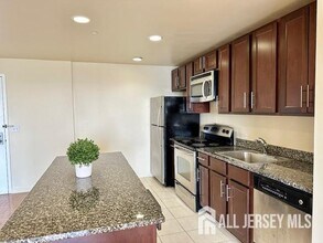 110 Somerset St in New Brunswick, NJ - Building Photo - Building Photo