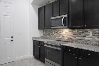 2702 NW 83rd Way in Pembroke Pines, FL - Foto de edificio - Building Photo
