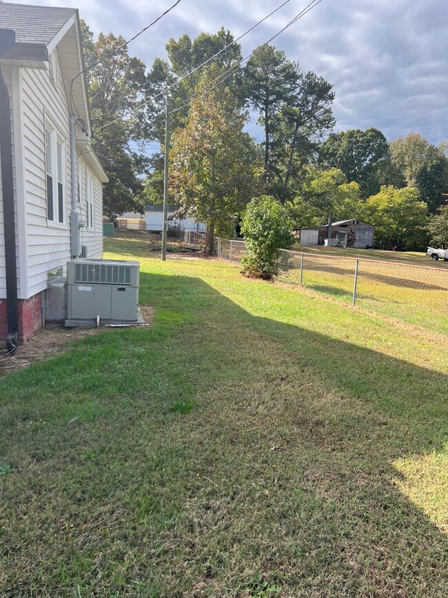 325 Pethel Rd in China Grove, NC - Foto de edificio - Building Photo