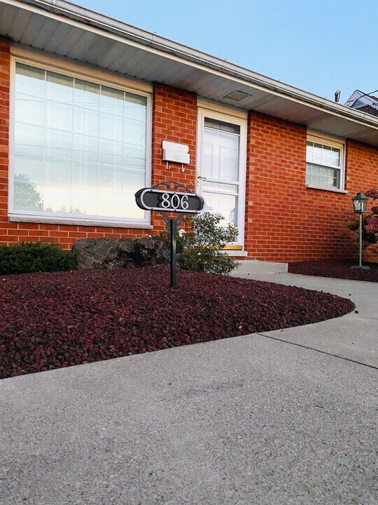 806 Morgan Ave in Belpre, OH - Building Photo