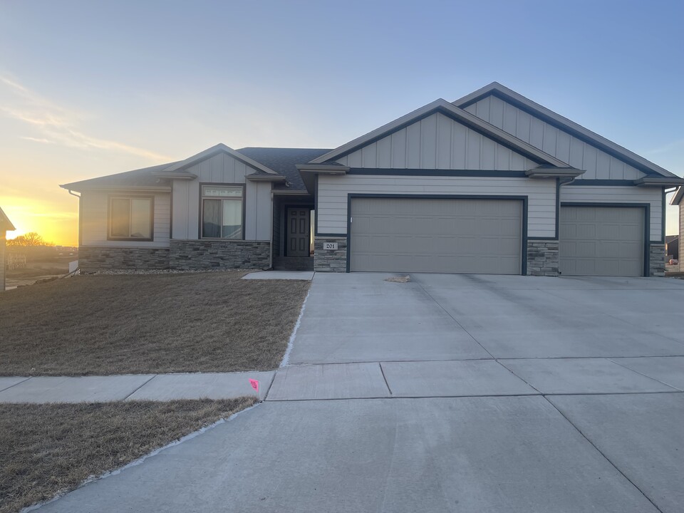 201 S Tumble Creek Ave in Sioux Falls, SD - Building Photo