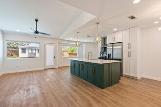 5200 King Charles Dr in Austin, TX - Building Photo - Building Photo